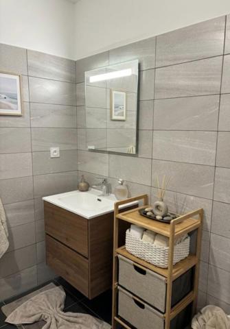 -BASTIA- APPARTEMENT T2  MEUBLE -TERRASSE 10M² VUE MER