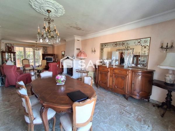 à 2 mins d'un village avec commerces et services, grande maison de 239 m² habitable avec dépendances