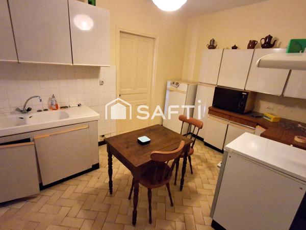 à 2 mins d'un village avec commerces et services, grande maison de 239 m² habitable avec dépendances