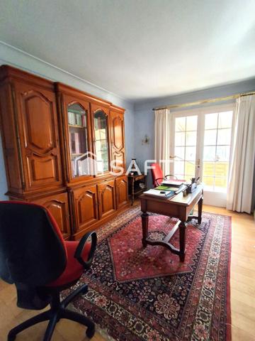 à 2 mins d'un village avec commerces et services, grande maison de 239 m² habitable avec dépendances
