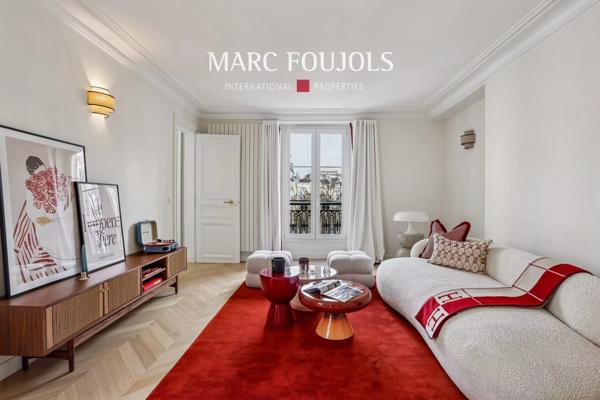 Paris Ier – VENDOME-ST HONORE – 3 pièces rénové avec vue sur la place