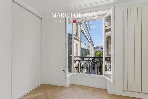 Paris Ier – VENDOME-ST HONORE – 3 pièces rénové avec vue sur la place