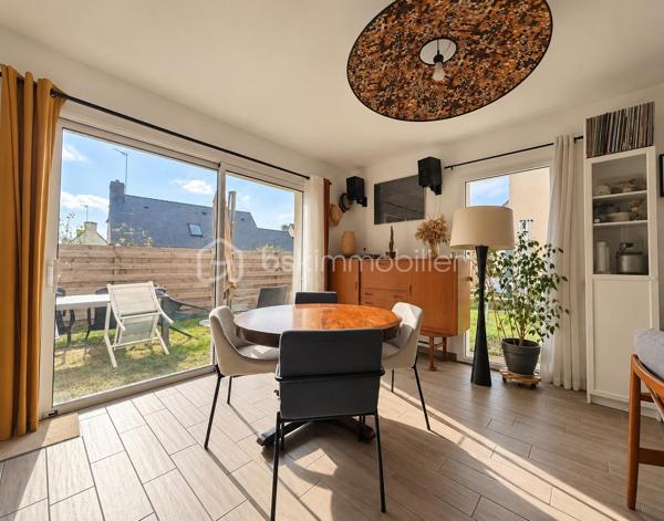 Située dans un quartier calme et résidentiel de Saint-Philibert, entre le centre-bourg et la côte, venez découvrir cette maison d'environ 115 m², implantée sur un terrain d'environ 280 m².

Dès votre arrivée, vous découvrirez une maison à l'architecture contemporaine, offrant un cadre de vie agréable et paisible.

En poussant la porte, vous serez accueillis par une belle pièce de vie lumineuse, où le salon et la cuisine ouverte se côtoient harmonieusement. Les grandes baies vitrées prolongent naturellement cet espace vers le jardin, permettant de profiter pleinement de l'extérieur aux beaux jours.

Toujours au rez-de-chaussée, vous découvrirez une chambre disposant de sa propre salle d'eau, un véritable atout pour une vie de plain-pied. Une buanderie/cellier ainsi qu'un WC indépendant viennent compléter ce niveau et apportent un confort supplémentaire au quotidien.

Empruntons maintenant l'escalier pour rejoindre l'étage, où un palier dessert trois chambres, toutes équipées de placards intégrés, ainsi qu'une salle de bains et un WC indépendant.

De retour au rez-de-chaussée, direction le jardin ! Un espace extérieur agréable où vous pourrez imaginer vos repas en famille, vos soirées d'été ou simplement quelques instants de détente.

Pour compléter l'ensemble, vous bénéficierez d'un carport en annexe, de deux places de stationnement et de nombreux rangements répartis dans la maison, notamment dans le salon, ainsi que d'un espace de stockage supplémentaire.

Le tout dans un environnement privilégié, permettant de profiter aussi bien de la proximité du bourg que des plaisirs du littoral.

Une maison où il fait bon vivre, idéale pour accueillir votre famille ou profiter de Saint-Philibert en résidence secondaire.

Envie de la découvrir ? Contactez-moi pour organiser une visite !