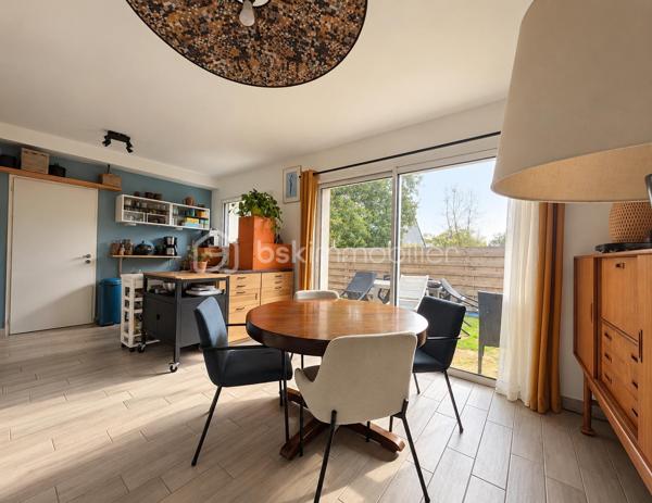 Située dans un quartier calme et résidentiel de Saint-Philibert, entre le centre-bourg et la côte, venez découvrir cette maison d'environ 115 m², implantée sur un terrain d'environ 280 m².

Dès votre arrivée, vous découvrirez une maison à l'architecture contemporaine, offrant un cadre de vie agréable et paisible.

En poussant la porte, vous serez accueillis par une belle pièce de vie lumineuse, où le salon et la cuisine ouverte se côtoient harmonieusement. Les grandes baies vitrées prolongent naturellement cet espace vers le jardin, permettant de profiter pleinement de l'extérieur aux beaux jours.

Toujours au rez-de-chaussée, vous découvrirez une chambre disposant de sa propre salle d'eau, un véritable atout pour une vie de plain-pied. Une buanderie/cellier ainsi qu'un WC indépendant viennent compléter ce niveau et apportent un confort supplémentaire au quotidien.

Empruntons maintenant l'escalier pour rejoindre l'étage, où un palier dessert trois chambres, toutes équipées de placards intégrés, ainsi qu'une salle de bains et un WC indépendant.

De retour au rez-de-chaussée, direction le jardin ! Un espace extérieur agréable où vous pourrez imaginer vos repas en famille, vos soirées d'été ou simplement quelques instants de détente.

Pour compléter l'ensemble, vous bénéficierez d'un carport en annexe, de deux places de stationnement et de nombreux rangements répartis dans la maison, notamment dans le salon, ainsi que d'un espace de stockage supplémentaire.

Le tout dans un environnement privilégié, permettant de profiter aussi bien de la proximité du bourg que des plaisirs du littoral.

Une maison où il fait bon vivre, idéale pour accueillir votre famille ou profiter de Saint-Philibert en résidence secondaire.

Envie de la découvrir ? Contactez-moi pour organiser une visite !