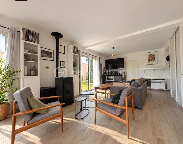 Située dans un quartier calme et résidentiel de Saint-Philibert, entre le centre-bourg et la côte, venez découvrir cette maison d'environ 115 m², implantée sur un terrain d'environ 280 m².

Dès votre arrivée, vous découvrirez une maison à l'architecture contemporaine, offrant un cadre de vie agréable et paisible.

En poussant la porte, vous serez accueillis par une belle pièce de vie lumineuse, où le salon et la cuisine ouverte se côtoient harmonieusement. Les grandes baies vitrées prolongent naturellement cet espace vers le jardin, permettant de profiter pleinement de l'extérieur aux beaux jours.

Toujours au rez-de-chaussée, vous découvrirez une chambre disposant de sa propre salle d'eau, un véritable atout pour une vie de plain-pied. Une buanderie/cellier ainsi qu'un WC indépendant viennent compléter ce niveau et apportent un confort supplémentaire au quotidien.

Empruntons maintenant l'escalier pour rejoindre l'étage, où un palier dessert trois chambres, toutes équipées de placards intégrés, ainsi qu'une salle de bains et un WC indépendant.

De retour au rez-de-chaussée, direction le jardin ! Un espace extérieur agréable où vous pourrez imaginer vos repas en famille, vos soirées d'été ou simplement quelques instants de détente.

Pour compléter l'ensemble, vous bénéficierez d'un carport en annexe, de deux places de stationnement et de nombreux rangements répartis dans la maison, notamment dans le salon, ainsi que d'un espace de stockage supplémentaire.

Le tout dans un environnement privilégié, permettant de profiter aussi bien de la proximité du bourg que des plaisirs du littoral.

Une maison où il fait bon vivre, idéale pour accueillir votre famille ou profiter de Saint-Philibert en résidence secondaire.

Envie de la découvrir ? Contactez-moi pour organiser une visite !