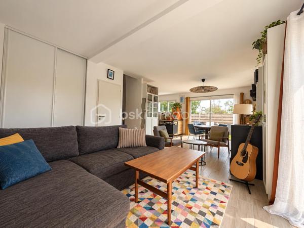 Située dans un quartier calme et résidentiel de Saint-Philibert, entre le centre-bourg et la côte, venez découvrir cette maison d'environ 115 m², implantée sur un terrain d'environ 280 m².

Dès votre arrivée, vous découvrirez une maison à l'architecture contemporaine, offrant un cadre de vie agréable et paisible.

En poussant la porte, vous serez accueillis par une belle pièce de vie lumineuse, où le salon et la cuisine ouverte se côtoient harmonieusement. Les grandes baies vitrées prolongent naturellement cet espace vers le jardin, permettant de profiter pleinement de l'extérieur aux beaux jours.

Toujours au rez-de-chaussée, vous découvrirez une chambre disposant de sa propre salle d'eau, un véritable atout pour une vie de plain-pied. Une buanderie/cellier ainsi qu'un WC indépendant viennent compléter ce niveau et apportent un confort supplémentaire au quotidien.

Empruntons maintenant l'escalier pour rejoindre l'étage, où un palier dessert trois chambres, toutes équipées de placards intégrés, ainsi qu'une salle de bains et un WC indépendant.

De retour au rez-de-chaussée, direction le jardin ! Un espace extérieur agréable où vous pourrez imaginer vos repas en famille, vos soirées d'été ou simplement quelques instants de détente.

Pour compléter l'ensemble, vous bénéficierez d'un carport en annexe, de deux places de stationnement et de nombreux rangements répartis dans la maison, notamment dans le salon, ainsi que d'un espace de stockage supplémentaire.

Le tout dans un environnement privilégié, permettant de profiter aussi bien de la proximité du bourg que des plaisirs du littoral.

Une maison où il fait bon vivre, idéale pour accueillir votre famille ou profiter de Saint-Philibert en résidence secondaire.

Envie de la découvrir ? Contactez-moi pour organiser une visite !