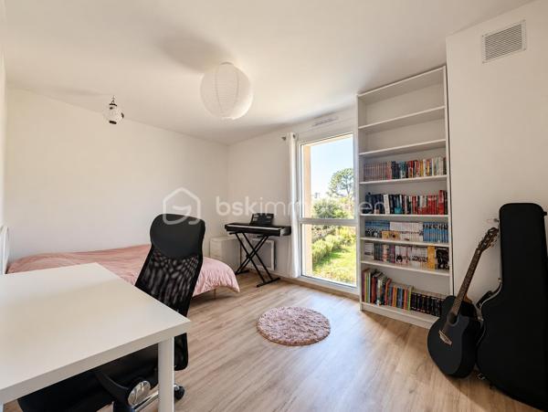 Située dans un quartier calme et résidentiel de Saint-Philibert, entre le centre-bourg et la côte, venez découvrir cette maison d'environ 115 m², implantée sur un terrain d'environ 280 m².

Dès votre arrivée, vous découvrirez une maison à l'architecture contemporaine, offrant un cadre de vie agréable et paisible.

En poussant la porte, vous serez accueillis par une belle pièce de vie lumineuse, où le salon et la cuisine ouverte se côtoient harmonieusement. Les grandes baies vitrées prolongent naturellement cet espace vers le jardin, permettant de profiter pleinement de l'extérieur aux beaux jours.

Toujours au rez-de-chaussée, vous découvrirez une chambre disposant de sa propre salle d'eau, un véritable atout pour une vie de plain-pied. Une buanderie/cellier ainsi qu'un WC indépendant viennent compléter ce niveau et apportent un confort supplémentaire au quotidien.

Empruntons maintenant l'escalier pour rejoindre l'étage, où un palier dessert trois chambres, toutes équipées de placards intégrés, ainsi qu'une salle de bains et un WC indépendant.

De retour au rez-de-chaussée, direction le jardin ! Un espace extérieur agréable où vous pourrez imaginer vos repas en famille, vos soirées d'été ou simplement quelques instants de détente.

Pour compléter l'ensemble, vous bénéficierez d'un carport en annexe, de deux places de stationnement et de nombreux rangements répartis dans la maison, notamment dans le salon, ainsi que d'un espace de stockage supplémentaire.

Le tout dans un environnement privilégié, permettant de profiter aussi bien de la proximité du bourg que des plaisirs du littoral.

Une maison où il fait bon vivre, idéale pour accueillir votre famille ou profiter de Saint-Philibert en résidence secondaire.

Envie de la découvrir ? Contactez-moi pour organiser une visite !