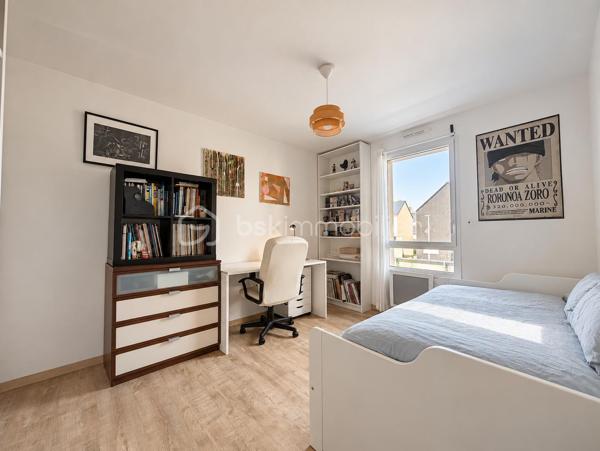 Située dans un quartier calme et résidentiel de Saint-Philibert, entre le centre-bourg et la côte, venez découvrir cette maison d'environ 115 m², implantée sur un terrain d'environ 280 m².

Dès votre arrivée, vous découvrirez une maison à l'architecture contemporaine, offrant un cadre de vie agréable et paisible.

En poussant la porte, vous serez accueillis par une belle pièce de vie lumineuse, où le salon et la cuisine ouverte se côtoient harmonieusement. Les grandes baies vitrées prolongent naturellement cet espace vers le jardin, permettant de profiter pleinement de l'extérieur aux beaux jours.

Toujours au rez-de-chaussée, vous découvrirez une chambre disposant de sa propre salle d'eau, un véritable atout pour une vie de plain-pied. Une buanderie/cellier ainsi qu'un WC indépendant viennent compléter ce niveau et apportent un confort supplémentaire au quotidien.

Empruntons maintenant l'escalier pour rejoindre l'étage, où un palier dessert trois chambres, toutes équipées de placards intégrés, ainsi qu'une salle de bains et un WC indépendant.

De retour au rez-de-chaussée, direction le jardin ! Un espace extérieur agréable où vous pourrez imaginer vos repas en famille, vos soirées d'été ou simplement quelques instants de détente.

Pour compléter l'ensemble, vous bénéficierez d'un carport en annexe, de deux places de stationnement et de nombreux rangements répartis dans la maison, notamment dans le salon, ainsi que d'un espace de stockage supplémentaire.

Le tout dans un environnement privilégié, permettant de profiter aussi bien de la proximité du bourg que des plaisirs du littoral.

Une maison où il fait bon vivre, idéale pour accueillir votre famille ou profiter de Saint-Philibert en résidence secondaire.

Envie de la découvrir ? Contactez-moi pour organiser une visite !