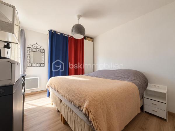 Située dans un quartier calme et résidentiel de Saint-Philibert, entre le centre-bourg et la côte, venez découvrir cette maison d'environ 115 m², implantée sur un terrain d'environ 280 m².

Dès votre arrivée, vous découvrirez une maison à l'architecture contemporaine, offrant un cadre de vie agréable et paisible.

En poussant la porte, vous serez accueillis par une belle pièce de vie lumineuse, où le salon et la cuisine ouverte se côtoient harmonieusement. Les grandes baies vitrées prolongent naturellement cet espace vers le jardin, permettant de profiter pleinement de l'extérieur aux beaux jours.

Toujours au rez-de-chaussée, vous découvrirez une chambre disposant de sa propre salle d'eau, un véritable atout pour une vie de plain-pied. Une buanderie/cellier ainsi qu'un WC indépendant viennent compléter ce niveau et apportent un confort supplémentaire au quotidien.

Empruntons maintenant l'escalier pour rejoindre l'étage, où un palier dessert trois chambres, toutes équipées de placards intégrés, ainsi qu'une salle de bains et un WC indépendant.

De retour au rez-de-chaussée, direction le jardin ! Un espace extérieur agréable où vous pourrez imaginer vos repas en famille, vos soirées d'été ou simplement quelques instants de détente.

Pour compléter l'ensemble, vous bénéficierez d'un carport en annexe, de deux places de stationnement et de nombreux rangements répartis dans la maison, notamment dans le salon, ainsi que d'un espace de stockage supplémentaire.

Le tout dans un environnement privilégié, permettant de profiter aussi bien de la proximité du bourg que des plaisirs du littoral.

Une maison où il fait bon vivre, idéale pour accueillir votre famille ou profiter de Saint-Philibert en résidence secondaire.

Envie de la découvrir ? Contactez-moi pour organiser une visite !