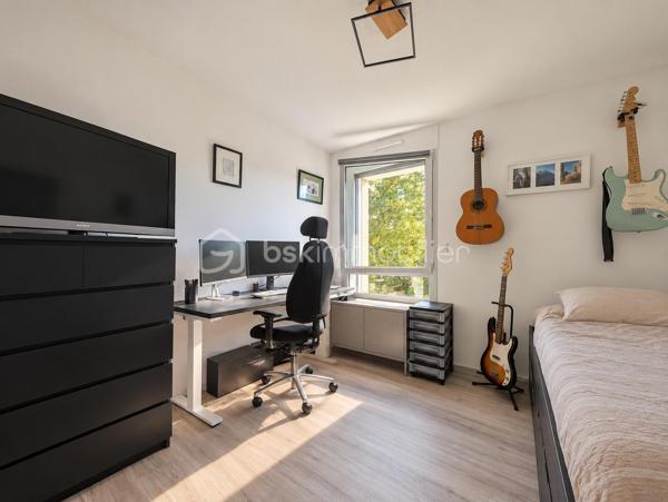 Située dans un quartier calme et résidentiel de Saint-Philibert, entre le centre-bourg et la côte, venez découvrir cette maison d'environ 115 m², implantée sur un terrain d'environ 280 m².

Dès votre arrivée, vous découvrirez une maison à l'architecture contemporaine, offrant un cadre de vie agréable et paisible.

En poussant la porte, vous serez accueillis par une belle pièce de vie lumineuse, où le salon et la cuisine ouverte se côtoient harmonieusement. Les grandes baies vitrées prolongent naturellement cet espace vers le jardin, permettant de profiter pleinement de l'extérieur aux beaux jours.

Toujours au rez-de-chaussée, vous découvrirez une chambre disposant de sa propre salle d'eau, un véritable atout pour une vie de plain-pied. Une buanderie/cellier ainsi qu'un WC indépendant viennent compléter ce niveau et apportent un confort supplémentaire au quotidien.

Empruntons maintenant l'escalier pour rejoindre l'étage, où un palier dessert trois chambres, toutes équipées de placards intégrés, ainsi qu'une salle de bains et un WC indépendant.

De retour au rez-de-chaussée, direction le jardin ! Un espace extérieur agréable où vous pourrez imaginer vos repas en famille, vos soirées d'été ou simplement quelques instants de détente.

Pour compléter l'ensemble, vous bénéficierez d'un carport en annexe, de deux places de stationnement et de nombreux rangements répartis dans la maison, notamment dans le salon, ainsi que d'un espace de stockage supplémentaire.

Le tout dans un environnement privilégié, permettant de profiter aussi bien de la proximité du bourg que des plaisirs du littoral.

Une maison où il fait bon vivre, idéale pour accueillir votre famille ou profiter de Saint-Philibert en résidence secondaire.

Envie de la découvrir ? Contactez-moi pour organiser une visite !