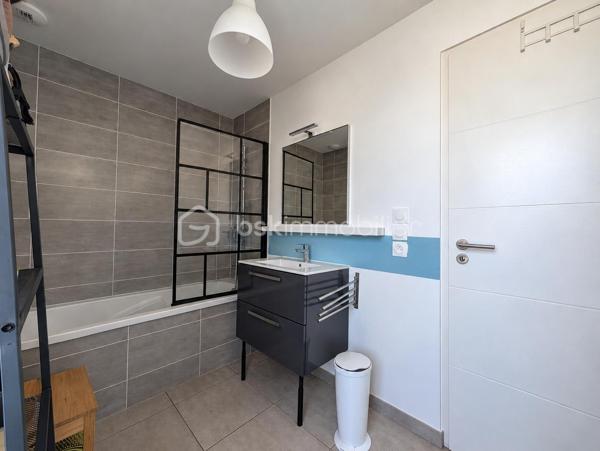 Située dans un quartier calme et résidentiel de Saint-Philibert, entre le centre-bourg et la côte, venez découvrir cette maison d'environ 115 m², implantée sur un terrain d'environ 280 m².

Dès votre arrivée, vous découvrirez une maison à l'architecture contemporaine, offrant un cadre de vie agréable et paisible.

En poussant la porte, vous serez accueillis par une belle pièce de vie lumineuse, où le salon et la cuisine ouverte se côtoient harmonieusement. Les grandes baies vitrées prolongent naturellement cet espace vers le jardin, permettant de profiter pleinement de l'extérieur aux beaux jours.

Toujours au rez-de-chaussée, vous découvrirez une chambre disposant de sa propre salle d'eau, un véritable atout pour une vie de plain-pied. Une buanderie/cellier ainsi qu'un WC indépendant viennent compléter ce niveau et apportent un confort supplémentaire au quotidien.

Empruntons maintenant l'escalier pour rejoindre l'étage, où un palier dessert trois chambres, toutes équipées de placards intégrés, ainsi qu'une salle de bains et un WC indépendant.

De retour au rez-de-chaussée, direction le jardin ! Un espace extérieur agréable où vous pourrez imaginer vos repas en famille, vos soirées d'été ou simplement quelques instants de détente.

Pour compléter l'ensemble, vous bénéficierez d'un carport en annexe, de deux places de stationnement et de nombreux rangements répartis dans la maison, notamment dans le salon, ainsi que d'un espace de stockage supplémentaire.

Le tout dans un environnement privilégié, permettant de profiter aussi bien de la proximité du bourg que des plaisirs du littoral.

Une maison où il fait bon vivre, idéale pour accueillir votre famille ou profiter de Saint-Philibert en résidence secondaire.

Envie de la découvrir ? Contactez-moi pour organiser une visite !