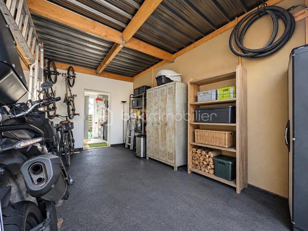 Située dans un quartier calme et résidentiel de Saint-Philibert, entre le centre-bourg et la côte, venez découvrir cette maison d'environ 115 m², implantée sur un terrain d'environ 280 m².

Dès votre arrivée, vous découvrirez une maison à l'architecture contemporaine, offrant un cadre de vie agréable et paisible.

En poussant la porte, vous serez accueillis par une belle pièce de vie lumineuse, où le salon et la cuisine ouverte se côtoient harmonieusement. Les grandes baies vitrées prolongent naturellement cet espace vers le jardin, permettant de profiter pleinement de l'extérieur aux beaux jours.

Toujours au rez-de-chaussée, vous découvrirez une chambre disposant de sa propre salle d'eau, un véritable atout pour une vie de plain-pied. Une buanderie/cellier ainsi qu'un WC indépendant viennent compléter ce niveau et apportent un confort supplémentaire au quotidien.

Empruntons maintenant l'escalier pour rejoindre l'étage, où un palier dessert trois chambres, toutes équipées de placards intégrés, ainsi qu'une salle de bains et un WC indépendant.

De retour au rez-de-chaussée, direction le jardin ! Un espace extérieur agréable où vous pourrez imaginer vos repas en famille, vos soirées d'été ou simplement quelques instants de détente.

Pour compléter l'ensemble, vous bénéficierez d'un carport en annexe, de deux places de stationnement et de nombreux rangements répartis dans la maison, notamment dans le salon, ainsi que d'un espace de stockage supplémentaire.

Le tout dans un environnement privilégié, permettant de profiter aussi bien de la proximité du bourg que des plaisirs du littoral.

Une maison où il fait bon vivre, idéale pour accueillir votre famille ou profiter de Saint-Philibert en résidence secondaire.

Envie de la découvrir ? Contactez-moi pour organiser une visite !