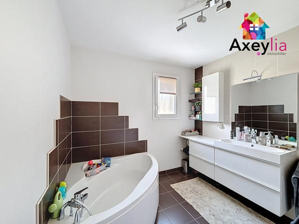 Commelle-Vernay (42120) A VENDRE - COMMELLE-VERNAY - MAISON DE PLAIN PIED, 4 CHAMBRES, GARAGE ET PISCINE CREUSEE