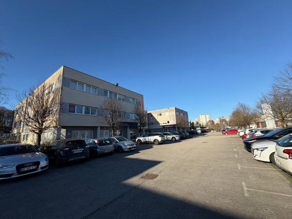 Local professionnel + parkings