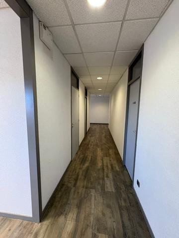 Local professionnel + parkings