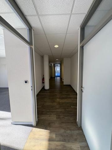 Local professionnel + parkings