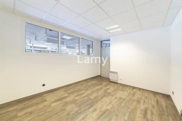 Local professionnel + parkings