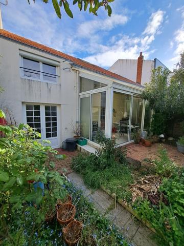 Au cœur de la Genette et à deux pas du Port et du Mail. 695 000 € H.A.I.*