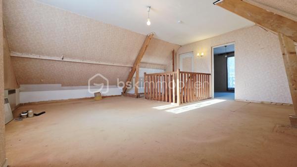 En EXCLUSIVITÉ à Boussy Saint Antoine, BSK immobilier vous présente une maison traditionnelle dans un quartier calme, verdoyant et recherché.
Elle est composée :
Au rez-de-chaussée, une entrée, un dégagement,  une cuisine indépendante, un salon - salle a manger, 2 chambres, une véranda,  une salle d’eau et WC.
A l'étage, un volume entier à aménager selon vos besoins (possibilités de réalisées 2 chambres supplémentaires avec de beaux volumes ou espace loisirs, bureau......)

La parcelle de 300 m² environ est arborée et entièrement clôturée. Maison non mitoyenne. 

Dans le secteur environnant vous trouverez commerces, écoles et transports, promenade au bord de l'Yerres.