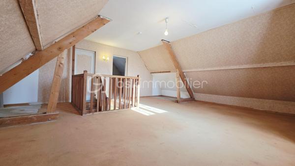 En EXCLUSIVITÉ à Boussy Saint Antoine, BSK immobilier vous présente une maison traditionnelle dans un quartier calme, verdoyant et recherché.
Elle est composée :
Au rez-de-chaussée, une entrée, un dégagement,  une cuisine indépendante, un salon - salle a manger, 2 chambres, une véranda,  une salle d’eau et WC.
A l'étage, un volume entier à aménager selon vos besoins (possibilités de réalisées 2 chambres supplémentaires avec de beaux volumes ou espace loisirs, bureau......)

La parcelle de 300 m² environ est arborée et entièrement clôturée. Maison non mitoyenne. 

Dans le secteur environnant vous trouverez commerces, écoles et transports, promenade au bord de l'Yerres.