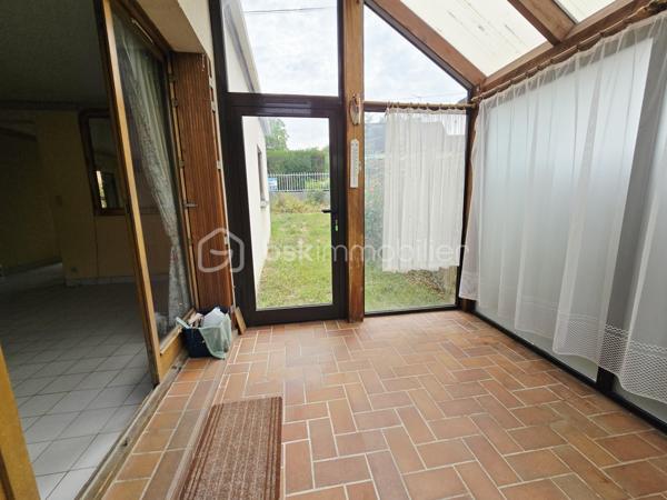 En EXCLUSIVITÉ à Boussy Saint Antoine, BSK immobilier vous présente une maison traditionnelle dans un quartier calme, verdoyant et recherché.
Elle est composée :
Au rez-de-chaussée, une entrée, un dégagement,  une cuisine indépendante, un salon - salle a manger, 2 chambres, une véranda,  une salle d’eau et WC.
A l'étage, un volume entier à aménager selon vos besoins (possibilités de réalisées 2 chambres supplémentaires avec de beaux volumes ou espace loisirs, bureau......)

La parcelle de 300 m² environ est arborée et entièrement clôturée. Maison non mitoyenne. 

Dans le secteur environnant vous trouverez commerces, écoles et transports, promenade au bord de l'Yerres.