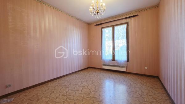 En EXCLUSIVITÉ à Boussy Saint Antoine, BSK immobilier vous présente une maison traditionnelle dans un quartier calme, verdoyant et recherché.
Elle est composée :
Au rez-de-chaussée, une entrée, un dégagement,  une cuisine indépendante, un salon - salle a manger, 2 chambres, une véranda,  une salle d’eau et WC.
A l'étage, un volume entier à aménager selon vos besoins (possibilités de réalisées 2 chambres supplémentaires avec de beaux volumes ou espace loisirs, bureau......)

La parcelle de 300 m² environ est arborée et entièrement clôturée. Maison non mitoyenne. 

Dans le secteur environnant vous trouverez commerces, écoles et transports, promenade au bord de l'Yerres.