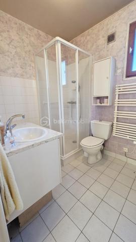 En EXCLUSIVITÉ à Boussy Saint Antoine, BSK immobilier vous présente une maison traditionnelle dans un quartier calme, verdoyant et recherché.
Elle est composée :
Au rez-de-chaussée, une entrée, un dégagement,  une cuisine indépendante, un salon - salle a manger, 2 chambres, une véranda,  une salle d’eau et WC.
A l'étage, un volume entier à aménager selon vos besoins (possibilités de réalisées 2 chambres supplémentaires avec de beaux volumes ou espace loisirs, bureau......)

La parcelle de 300 m² environ est arborée et entièrement clôturée. Maison non mitoyenne. 

Dans le secteur environnant vous trouverez commerces, écoles et transports, promenade au bord de l'Yerres.