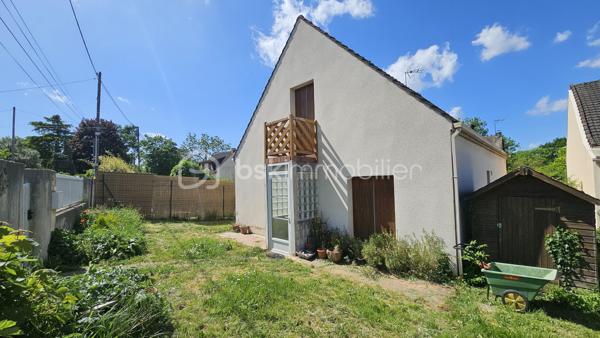 En EXCLUSIVITÉ à Boussy Saint Antoine, BSK immobilier vous présente une maison traditionnelle dans un quartier calme, verdoyant et recherché.
Elle est composée :
Au rez-de-chaussée, une entrée, un dégagement,  une cuisine indépendante, un salon - salle a manger, 2 chambres, une véranda,  une salle d’eau et WC.
A l'étage, un volume entier à aménager selon vos besoins (possibilités de réalisées 2 chambres supplémentaires avec de beaux volumes ou espace loisirs, bureau......)

La parcelle de 300 m² environ est arborée et entièrement clôturée. Maison non mitoyenne. 

Dans le secteur environnant vous trouverez commerces, écoles et transports, promenade au bord de l'Yerres.
