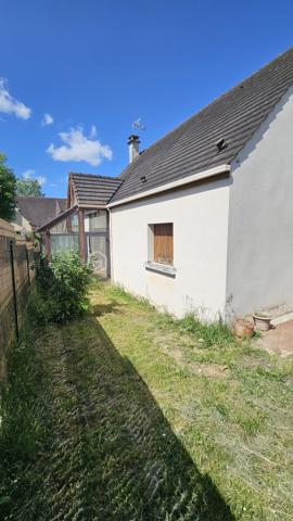 En EXCLUSIVITÉ à Boussy Saint Antoine, BSK immobilier vous présente une maison traditionnelle dans un quartier calme, verdoyant et recherché.
Elle est composée :
Au rez-de-chaussée, une entrée, un dégagement,  une cuisine indépendante, un salon - salle a manger, 2 chambres, une véranda,  une salle d’eau et WC.
A l'étage, un volume entier à aménager selon vos besoins (possibilités de réalisées 2 chambres supplémentaires avec de beaux volumes ou espace loisirs, bureau......)

La parcelle de 300 m² environ est arborée et entièrement clôturée. Maison non mitoyenne. 

Dans le secteur environnant vous trouverez commerces, écoles et transports, promenade au bord de l'Yerres.