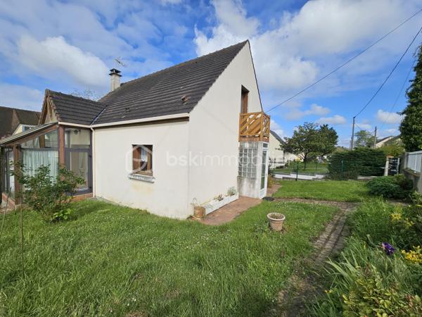 En EXCLUSIVITÉ à Boussy Saint Antoine, BSK immobilier vous présente une maison traditionnelle dans un quartier calme, verdoyant et recherché.
Elle est composée :
Au rez-de-chaussée, une entrée, un dégagement,  une cuisine indépendante, un salon - salle a manger, 2 chambres, une véranda,  une salle d’eau et WC.
A l'étage, un volume entier à aménager selon vos besoins (possibilités de réalisées 2 chambres supplémentaires avec de beaux volumes ou espace loisirs, bureau......)

La parcelle de 300 m² environ est arborée et entièrement clôturée. Maison non mitoyenne. 

Dans le secteur environnant vous trouverez commerces, écoles et transports, promenade au bord de l'Yerres.