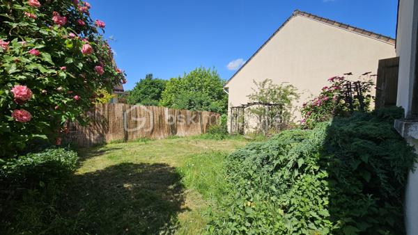 En EXCLUSIVITÉ à Boussy Saint Antoine, BSK immobilier vous présente une maison traditionnelle dans un quartier calme, verdoyant et recherché.
Elle est composée :
Au rez-de-chaussée, une entrée, un dégagement,  une cuisine indépendante, un salon - salle a manger, 2 chambres, une véranda,  une salle d’eau et WC.
A l'étage, un volume entier à aménager selon vos besoins (possibilités de réalisées 2 chambres supplémentaires avec de beaux volumes ou espace loisirs, bureau......)

La parcelle de 300 m² environ est arborée et entièrement clôturée. Maison non mitoyenne. 

Dans le secteur environnant vous trouverez commerces, écoles et transports, promenade au bord de l'Yerres.