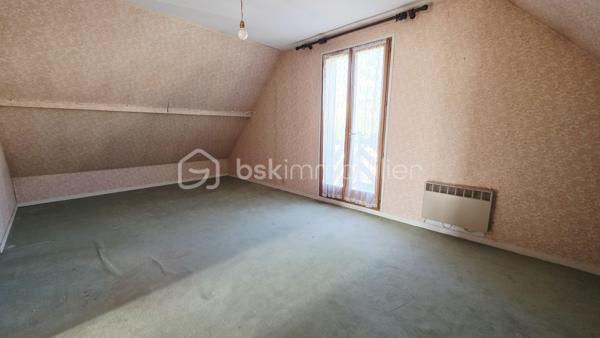 En EXCLUSIVITÉ à Boussy Saint Antoine, BSK immobilier vous présente une maison traditionnelle dans un quartier calme, verdoyant et recherché.
Elle est composée :
Au rez-de-chaussée, une entrée, un dégagement,  une cuisine indépendante, un salon - salle a manger, 2 chambres, une véranda,  une salle d’eau et WC.
A l'étage, un volume entier à aménager selon vos besoins (possibilités de réalisées 2 chambres supplémentaires avec de beaux volumes ou espace loisirs, bureau......)

La parcelle de 300 m² environ est arborée et entièrement clôturée. Maison non mitoyenne. 

Dans le secteur environnant vous trouverez commerces, écoles et transports, promenade au bord de l'Yerres.