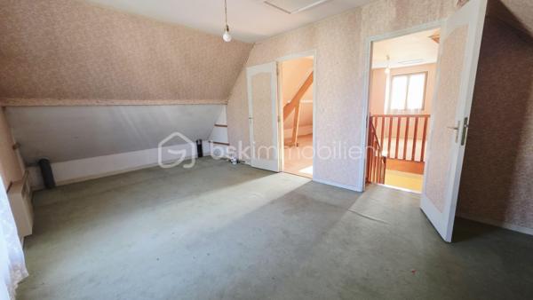 En EXCLUSIVITÉ à Boussy Saint Antoine, BSK immobilier vous présente une maison traditionnelle dans un quartier calme, verdoyant et recherché.
Elle est composée :
Au rez-de-chaussée, une entrée, un dégagement,  une cuisine indépendante, un salon - salle a manger, 2 chambres, une véranda,  une salle d’eau et WC.
A l'étage, un volume entier à aménager selon vos besoins (possibilités de réalisées 2 chambres supplémentaires avec de beaux volumes ou espace loisirs, bureau......)

La parcelle de 300 m² environ est arborée et entièrement clôturée. Maison non mitoyenne. 

Dans le secteur environnant vous trouverez commerces, écoles et transports, promenade au bord de l'Yerres.