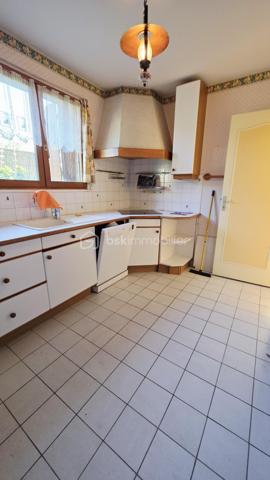 En EXCLUSIVITÉ à Boussy Saint Antoine, BSK immobilier vous présente une maison traditionnelle dans un quartier calme, verdoyant et recherché.
Elle est composée :
Au rez-de-chaussée, une entrée, un dégagement,  une cuisine indépendante, un salon - salle a manger, 2 chambres, une véranda,  une salle d’eau et WC.
A l'étage, un volume entier à aménager selon vos besoins (possibilités de réalisées 2 chambres supplémentaires avec de beaux volumes ou espace loisirs, bureau......)

La parcelle de 300 m² environ est arborée et entièrement clôturée. Maison non mitoyenne. 

Dans le secteur environnant vous trouverez commerces, écoles et transports, promenade au bord de l'Yerres.