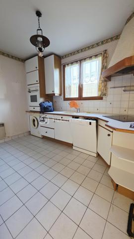 En EXCLUSIVITÉ à Boussy Saint Antoine, BSK immobilier vous présente une maison traditionnelle dans un quartier calme, verdoyant et recherché.
Elle est composée :
Au rez-de-chaussée, une entrée, un dégagement,  une cuisine indépendante, un salon - salle a manger, 2 chambres, une véranda,  une salle d’eau et WC.
A l'étage, un volume entier à aménager selon vos besoins (possibilités de réalisées 2 chambres supplémentaires avec de beaux volumes ou espace loisirs, bureau......)

La parcelle de 300 m² environ est arborée et entièrement clôturée. Maison non mitoyenne. 

Dans le secteur environnant vous trouverez commerces, écoles et transports, promenade au bord de l'Yerres.