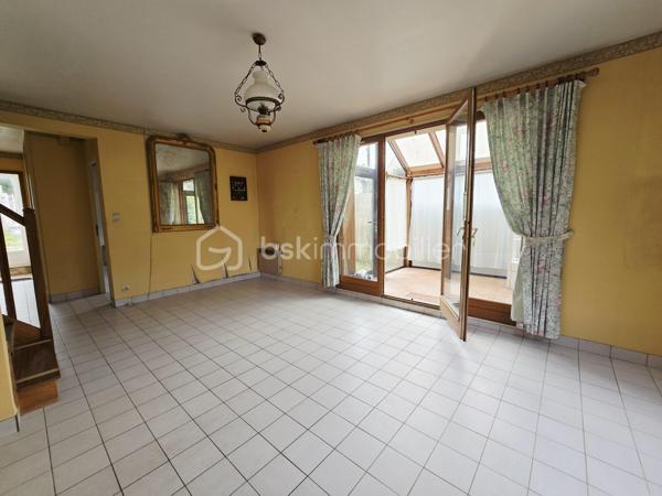En EXCLUSIVITÉ à Boussy Saint Antoine, BSK immobilier vous présente une maison traditionnelle dans un quartier calme, verdoyant et recherché.
Elle est composée :
Au rez-de-chaussée, une entrée, un dégagement,  une cuisine indépendante, un salon - salle a manger, 2 chambres, une véranda,  une salle d’eau et WC.
A l'étage, un volume entier à aménager selon vos besoins (possibilités de réalisées 2 chambres supplémentaires avec de beaux volumes ou espace loisirs, bureau......)

La parcelle de 300 m² environ est arborée et entièrement clôturée. Maison non mitoyenne. 

Dans le secteur environnant vous trouverez commerces, écoles et transports, promenade au bord de l'Yerres.
