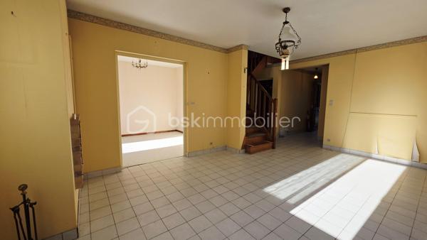 En EXCLUSIVITÉ à Boussy Saint Antoine, BSK immobilier vous présente une maison traditionnelle dans un quartier calme, verdoyant et recherché.
Elle est composée :
Au rez-de-chaussée, une entrée, un dégagement,  une cuisine indépendante, un salon - salle a manger, 2 chambres, une véranda,  une salle d’eau et WC.
A l'étage, un volume entier à aménager selon vos besoins (possibilités de réalisées 2 chambres supplémentaires avec de beaux volumes ou espace loisirs, bureau......)

La parcelle de 300 m² environ est arborée et entièrement clôturée. Maison non mitoyenne. 

Dans le secteur environnant vous trouverez commerces, écoles et transports, promenade au bord de l'Yerres.