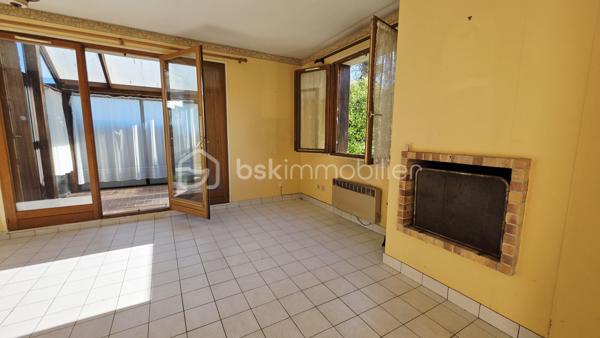 En EXCLUSIVITÉ à Boussy Saint Antoine, BSK immobilier vous présente une maison traditionnelle dans un quartier calme, verdoyant et recherché.
Elle est composée :
Au rez-de-chaussée, une entrée, un dégagement,  une cuisine indépendante, un salon - salle a manger, 2 chambres, une véranda,  une salle d’eau et WC.
A l'étage, un volume entier à aménager selon vos besoins (possibilités de réalisées 2 chambres supplémentaires avec de beaux volumes ou espace loisirs, bureau......)

La parcelle de 300 m² environ est arborée et entièrement clôturée. Maison non mitoyenne. 

Dans le secteur environnant vous trouverez commerces, écoles et transports, promenade au bord de l'Yerres.