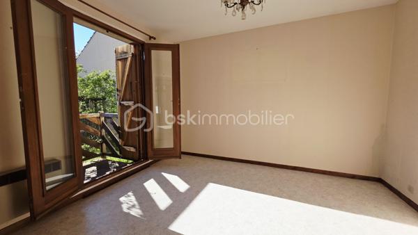 En EXCLUSIVITÉ à Boussy Saint Antoine, BSK immobilier vous présente une maison traditionnelle dans un quartier calme, verdoyant et recherché.
Elle est composée :
Au rez-de-chaussée, une entrée, un dégagement,  une cuisine indépendante, un salon - salle a manger, 2 chambres, une véranda,  une salle d’eau et WC.
A l'étage, un volume entier à aménager selon vos besoins (possibilités de réalisées 2 chambres supplémentaires avec de beaux volumes ou espace loisirs, bureau......)

La parcelle de 300 m² environ est arborée et entièrement clôturée. Maison non mitoyenne. 

Dans le secteur environnant vous trouverez commerces, écoles et transports, promenade au bord de l'Yerres.