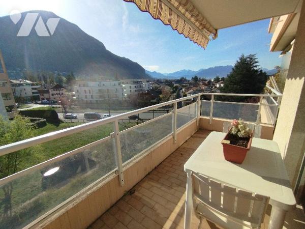 Appartement 3e étage 45m², balcon vue montagnes, cave et parking
