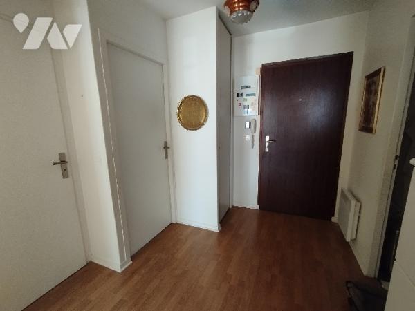 Appartement 3e étage 45m², balcon vue montagnes, cave et parking