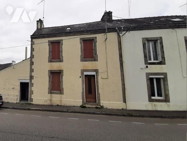 Rdc : entrée, cuis., arrière cuisine, ch,  WC, sde
Etage : 2 ch, avec grenier.
Jardin avec cabanon