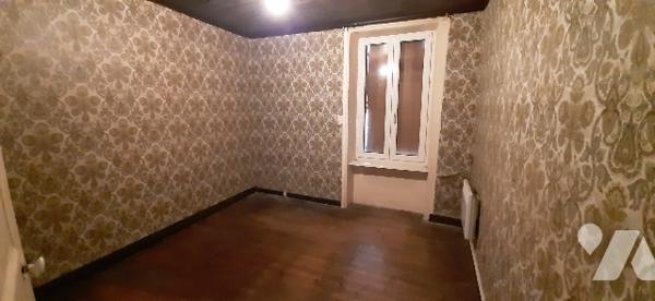 Rdc : entrée, cuis., arrière cuisine, ch,  WC, sde
Etage : 2 ch, avec grenier.
Jardin avec cabanon