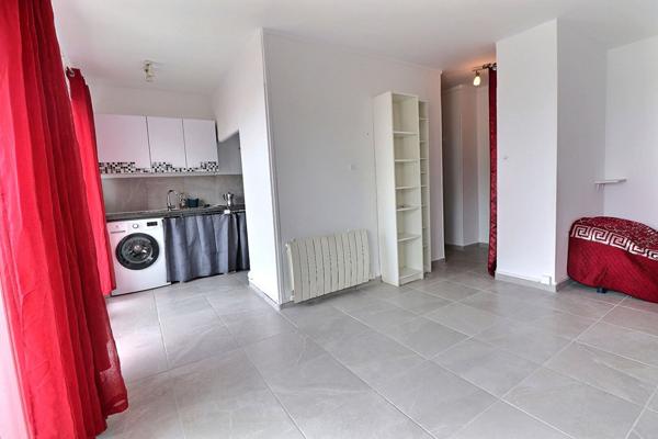 LA JOLIETTE-13002-APPARTEMENT MARSEILLE 1 PIECE-TERRASSE-CAVE