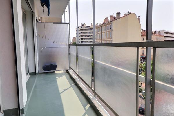 LA JOLIETTE-13002-APPARTEMENT MARSEILLE 1 PIECE-TERRASSE-CAVE