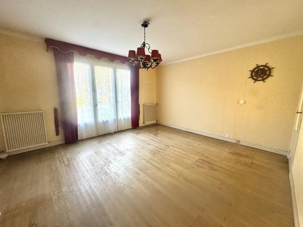 Maison d'environ 90 m² habitables sur environ 1370 m² de terrain