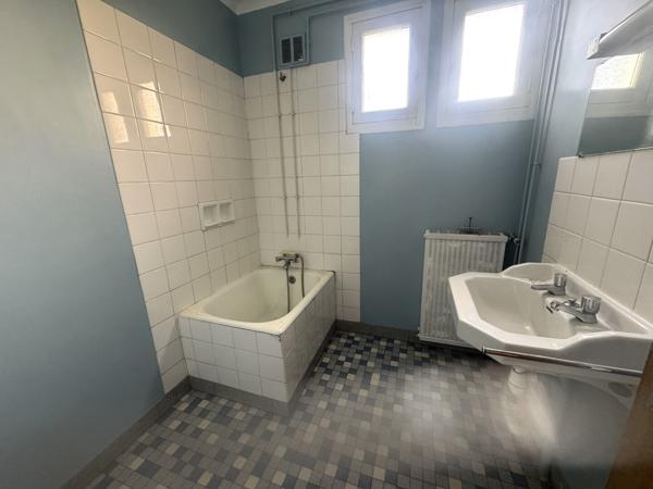 Maison d'environ 90 m² habitables sur environ 1370 m² de terrain