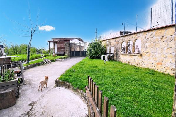 BELLE MAISON DE VILLAGE 200M2 - TERRAIN 6 ARES - GRAND GRENIER AMENAGEABLE DE 110M2 - 2 GARAGES 4 VOITURES