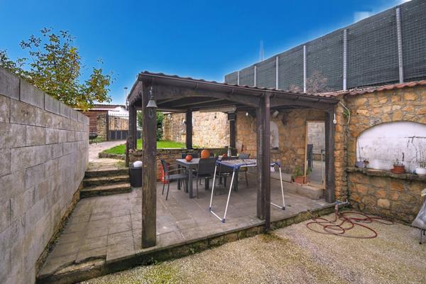 BELLE MAISON DE VILLAGE 200M2 - TERRAIN 6 ARES - GRAND GRENIER AMENAGEABLE DE 110M2 - 2 GARAGES 4 VOITURES