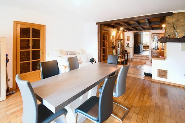 BELLE MAISON DE VILLAGE 200M2 - TERRAIN 6 ARES - GRAND GRENIER AMENAGEABLE DE 110M2 - 2 GARAGES 4 VOITURES